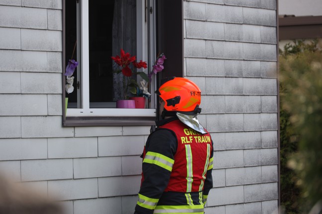 Drei Feuerwehren bei Küchenbrand in einem Wohnhaus in Traun im Einsatz