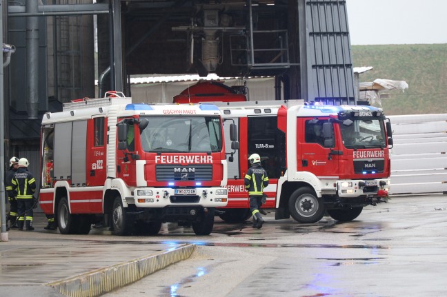 Brand bei einem Unternehmen in Gschwandt sorgt für Einsatz zweier Feuerwehren