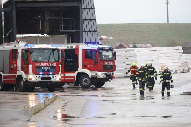 Brand bei einem Unternehmen in Gschwandt sorgt fr Einsatz zweier Feuerwehren