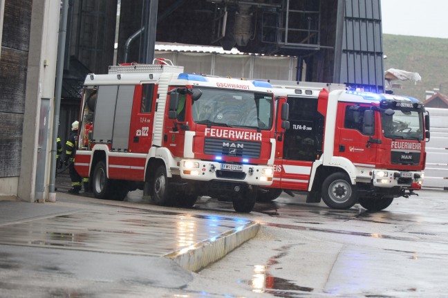 Brand bei einem Unternehmen in Gschwandt sorgt fr Einsatz zweier Feuerwehren