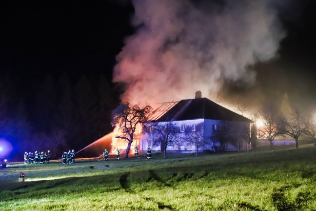 Elf Feuerwehren bei Großbrand eines landwirtschaftlichen Nebengebäudes in Bad Zell im Einsatz