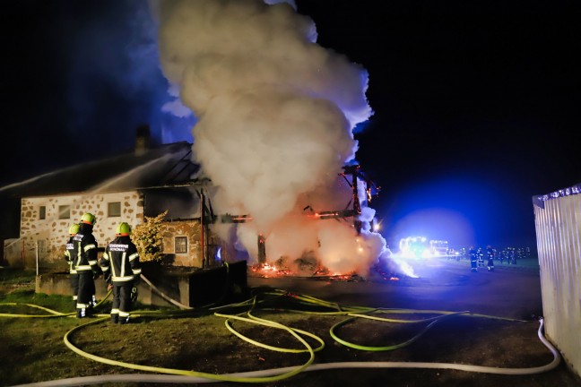 Elf Feuerwehren bei Großbrand eines landwirtschaftlichen Nebengebäudes in Bad Zell im Einsatz