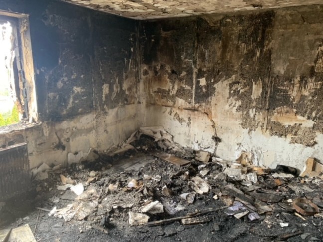 Ausgedehnter Wohnungsbrand in einem Mehrparteienwohnhaus in Ansfelden
