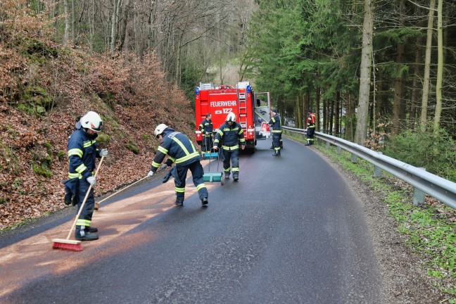 Drei Feuerwehren bei kilometerlanger Ölspur in Altenberg bei Linz im Einsatz