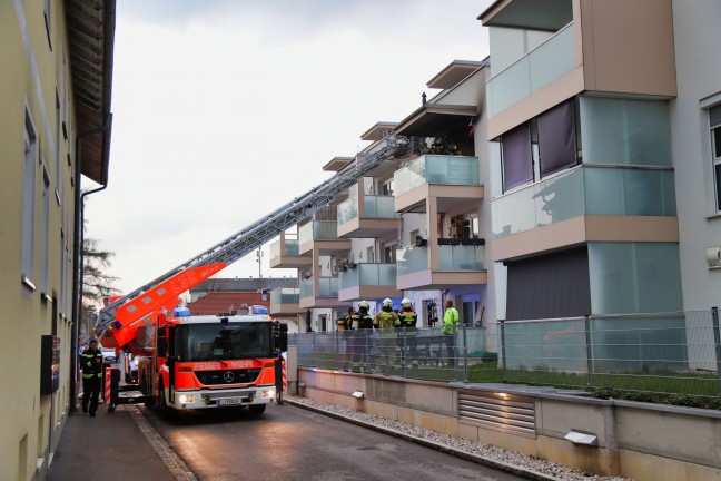 Grerer Einsatz der Feuerwehr bei Brand in einem Mehrparteienwohnhaus in Linz-Neue-Heimat