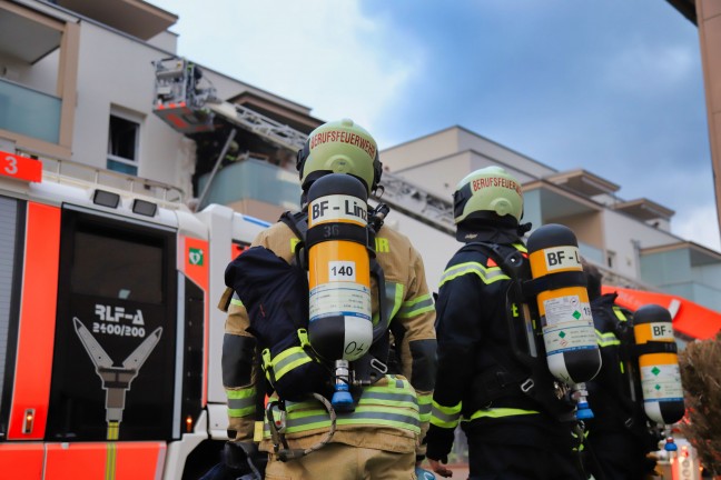 Grerer Einsatz der Feuerwehr bei Brand in einem Mehrparteienwohnhaus in Linz-Neue-Heimat