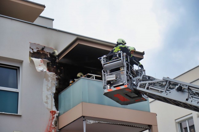 Grerer Einsatz der Feuerwehr bei Brand in einem Mehrparteienwohnhaus in Linz-Neue-Heimat