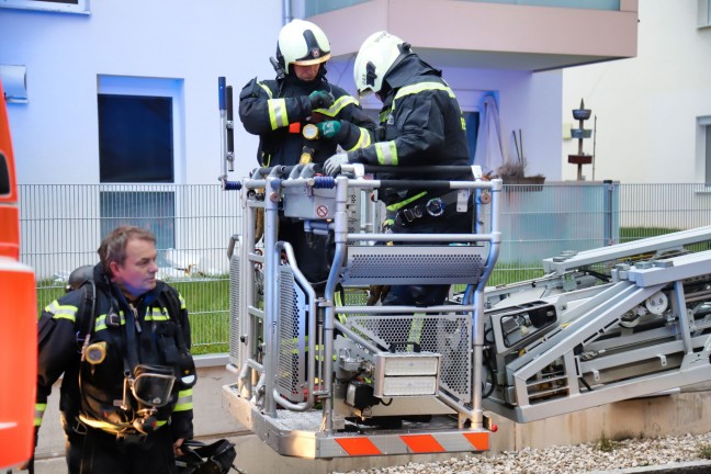 Grerer Einsatz der Feuerwehr bei Brand in einem Mehrparteienwohnhaus in Linz-Neue-Heimat