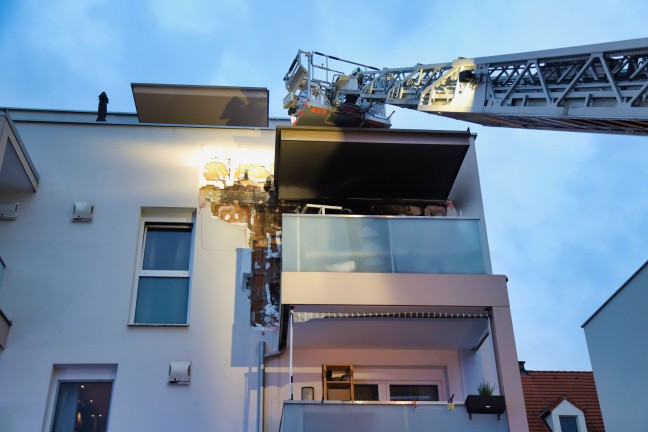 Grerer Einsatz der Feuerwehr bei Brand in einem Mehrparteienwohnhaus in Linz-Neue-Heimat