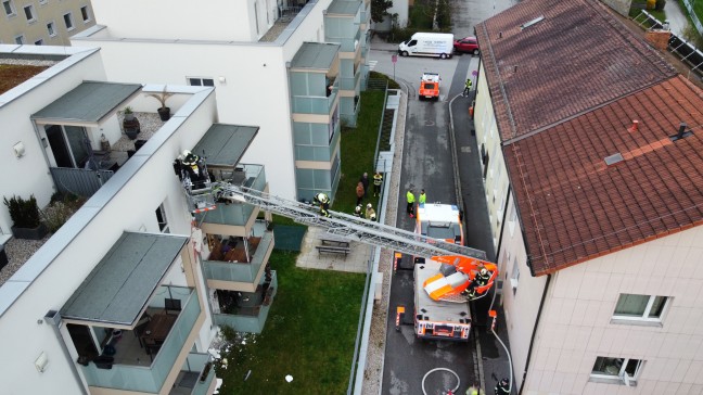 Grerer Einsatz der Feuerwehr bei Brand in einem Mehrparteienwohnhaus in Linz-Neue-Heimat