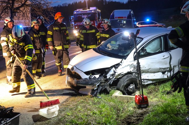 Sechs Verletzte bei Frontalcrash zweier Autos in Pram