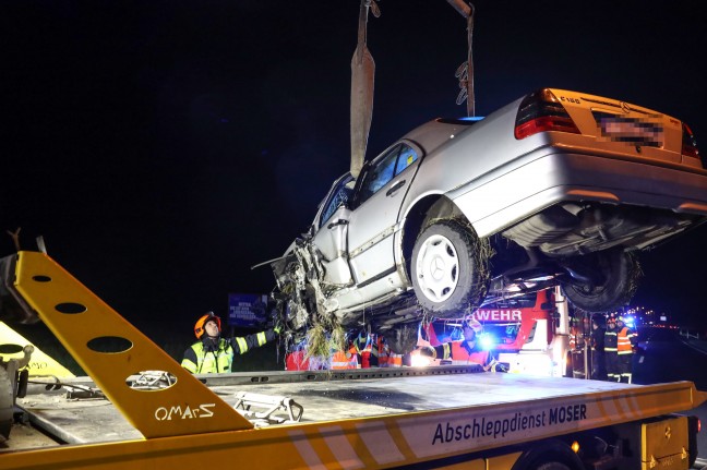 Verkehrsschild touchiert: Schwerer Verkehrsunfall auf Wiener Straße bei Traun