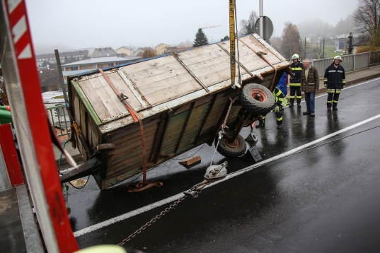 Umgestürzter Schweinetransportanhänger in Kremsmünster