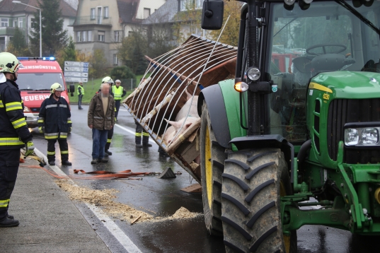 Umgestürzter Schweinetransportanhänger in Kremsmünster