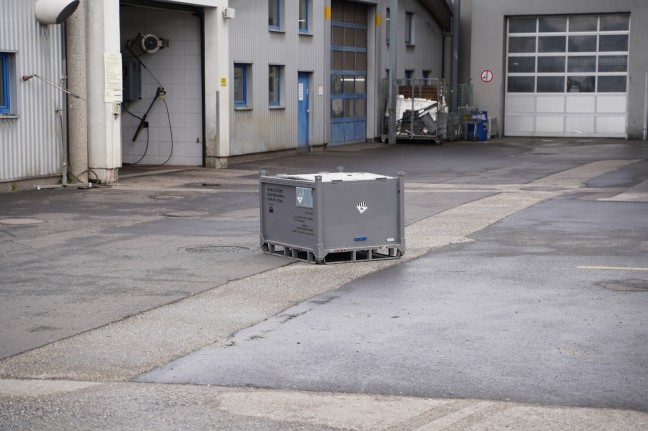 Feuerwehr bei Brand eines Batteriepakets eines Hybridfahrzeuges in Leonding im Einsatz