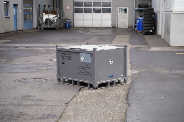 Feuerwehr bei Brand eines Batteriepakets eines Hybridfahrzeuges in Leonding im Einsatz