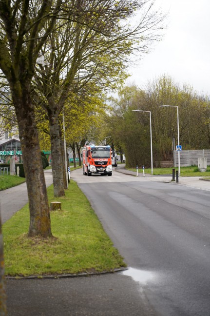Feuerwehr bei Brand eines Batteriepakets eines Hybridfahrzeuges in Leonding im Einsatz