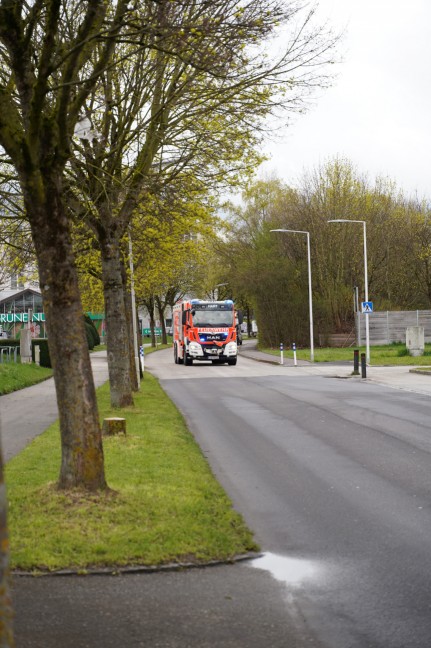Feuerwehr bei Brand eines Batteriepakets eines Hybridfahrzeuges in Leonding im Einsatz