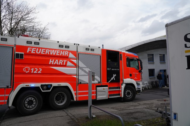 Feuerwehr bei Brand eines Batteriepakets eines Hybridfahrzeuges in Leonding im Einsatz