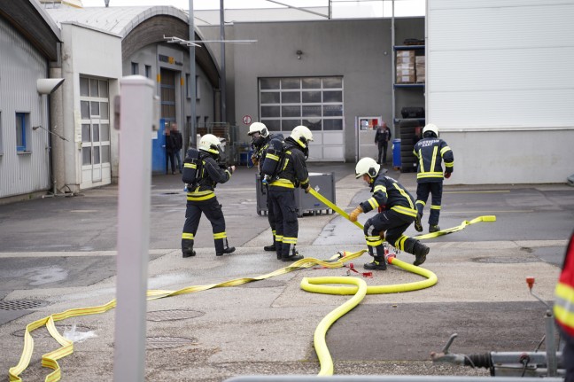 Feuerwehr bei Brand eines Batteriepakets eines Hybridfahrzeuges in Leonding im Einsatz