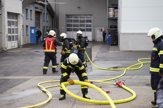 Feuerwehr bei Brand eines Batteriepakets eines Hybridfahrzeuges in Leonding im Einsatz