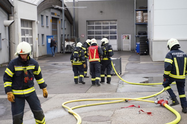 Feuerwehr bei Brand eines Batteriepakets eines Hybridfahrzeuges in Leonding im Einsatz