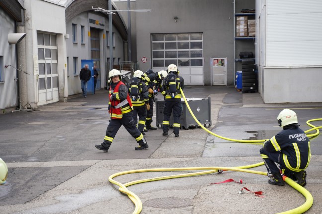Feuerwehr bei Brand eines Batteriepakets eines Hybridfahrzeuges in Leonding im Einsatz