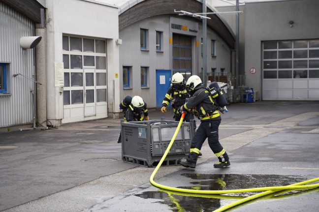 Feuerwehr bei Brand eines Batteriepakets eines Hybridfahrzeuges in Leonding im Einsatz