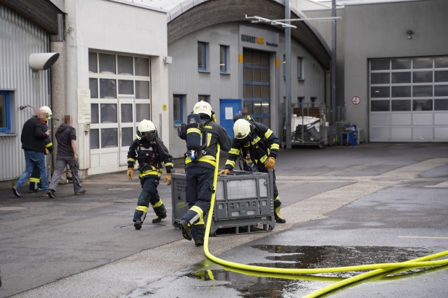 Feuerwehr bei Brand eines Batteriepakets eines Hybridfahrzeuges in Leonding im Einsatz