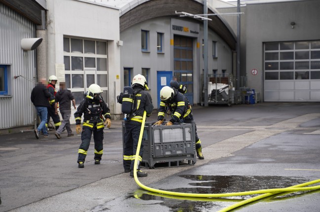 Feuerwehr bei Brand eines Batteriepakets eines Hybridfahrzeuges in Leonding im Einsatz