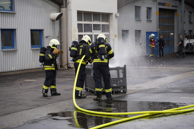 Feuerwehr bei Brand eines Batteriepakets eines Hybridfahrzeuges in Leonding im Einsatz