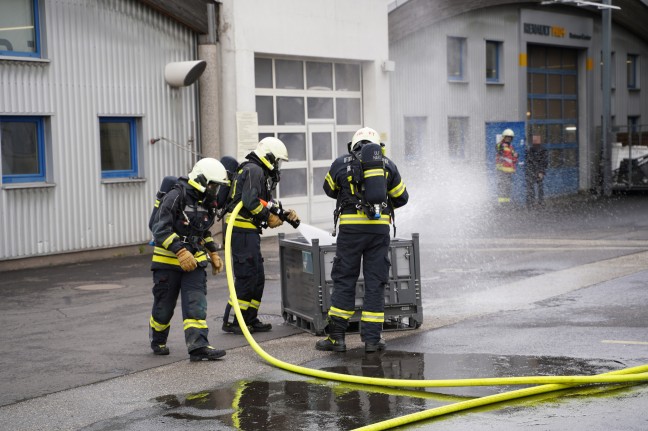 Feuerwehr bei Brand eines Batteriepakets eines Hybridfahrzeuges in Leonding im Einsatz