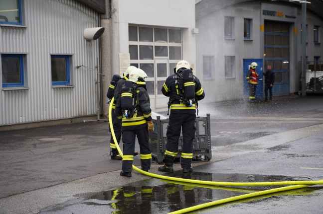 Feuerwehr bei Brand eines Batteriepakets eines Hybridfahrzeuges in Leonding im Einsatz