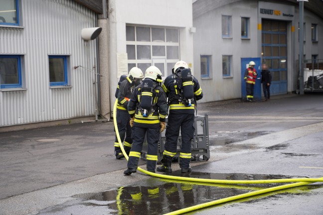 Feuerwehr bei Brand eines Batteriepakets eines Hybridfahrzeuges in Leonding im Einsatz