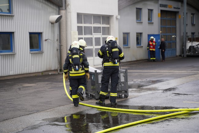 Feuerwehr bei Brand eines Batteriepakets eines Hybridfahrzeuges in Leonding im Einsatz
