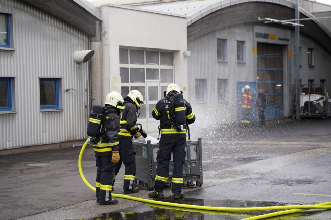 Feuerwehr bei Brand eines Batteriepakets eines Hybridfahrzeuges in Leonding im Einsatz