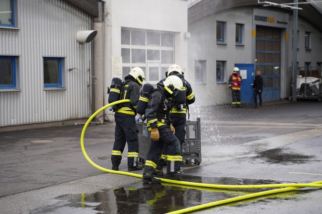 Feuerwehr bei Brand eines Batteriepakets eines Hybridfahrzeuges in Leonding im Einsatz