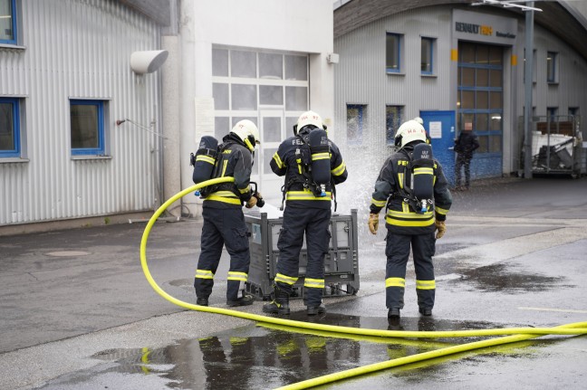 Feuerwehr bei Brand eines Batteriepakets eines Hybridfahrzeuges in Leonding im Einsatz