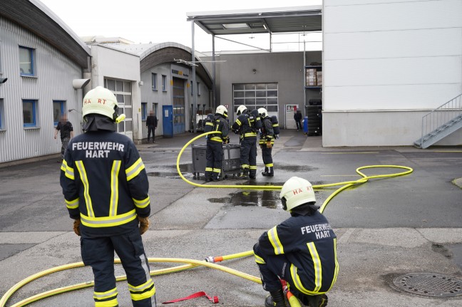 Feuerwehr bei Brand eines Batteriepakets eines Hybridfahrzeuges in Leonding im Einsatz