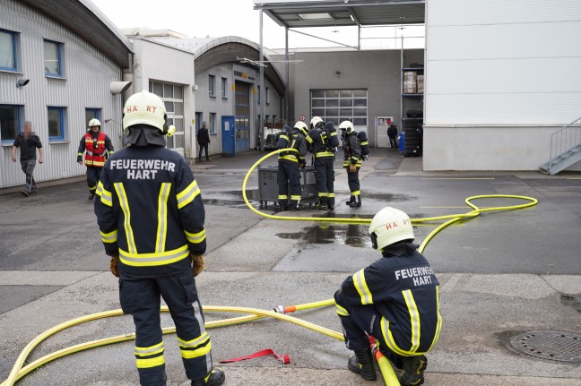 Feuerwehr bei Brand eines Batteriepakets eines Hybridfahrzeuges in Leonding im Einsatz