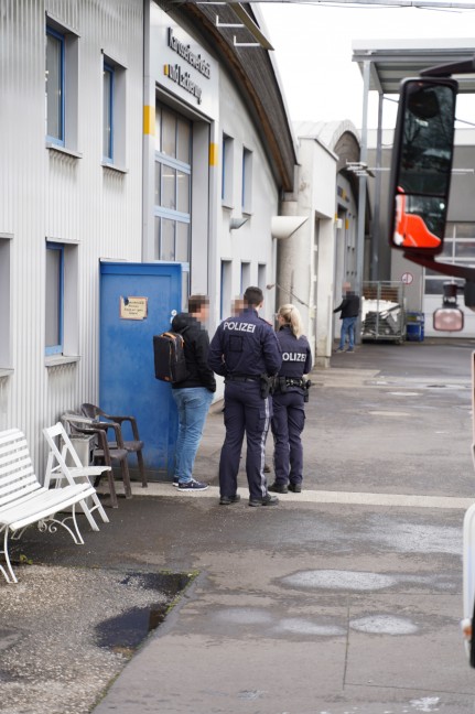 Feuerwehr bei Brand eines Batteriepakets eines Hybridfahrzeuges in Leonding im Einsatz