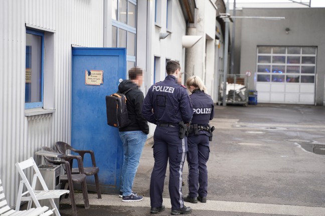Feuerwehr bei Brand eines Batteriepakets eines Hybridfahrzeuges in Leonding im Einsatz