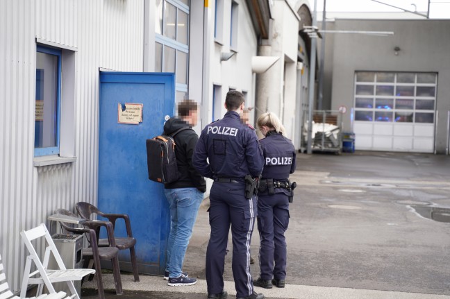 Feuerwehr bei Brand eines Batteriepakets eines Hybridfahrzeuges in Leonding im Einsatz