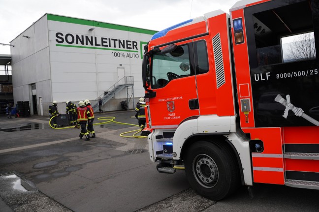 Feuerwehr bei Brand eines Batteriepakets eines Hybridfahrzeuges in Leonding im Einsatz