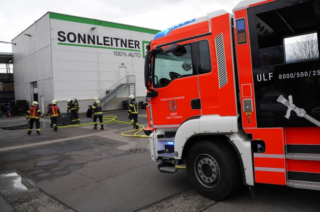 Feuerwehr bei Brand eines Batteriepakets eines Hybridfahrzeuges in Leonding im Einsatz