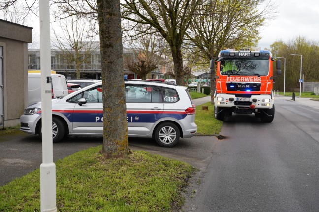 Feuerwehr bei Brand eines Batteriepakets eines Hybridfahrzeuges in Leonding im Einsatz