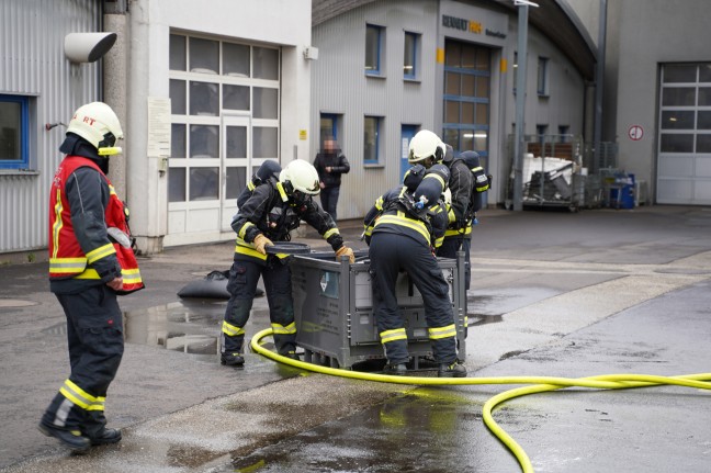 Feuerwehr bei Brand eines Batteriepakets eines Hybridfahrzeuges in Leonding im Einsatz