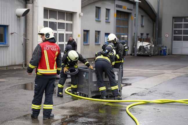 Feuerwehr bei Brand eines Batteriepakets eines Hybridfahrzeuges in Leonding im Einsatz
