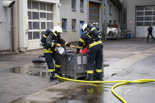 Feuerwehr bei Brand eines Batteriepakets eines Hybridfahrzeuges in Leonding im Einsatz