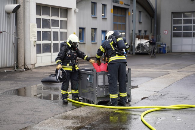 Feuerwehr bei Brand eines Batteriepakets eines Hybridfahrzeuges in Leonding im Einsatz